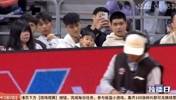 绝对是亲生的太像了!曾凡博在场下帮周琦带儿子