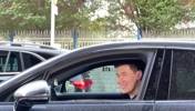 球迷偶遇新疆球星阿不都开车 评论区惊现赵睿:是我的帕拉梅拉!