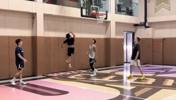 体能训练师勇敢挑战郭艾伦,后者运球依然犀利啊